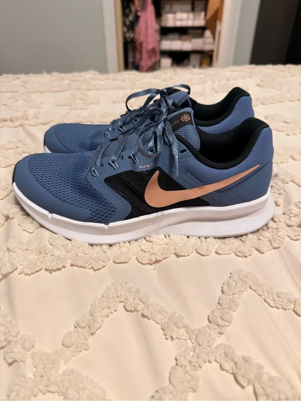 Nike Women's Blue Athletic Running Shoes Pink Swoosh